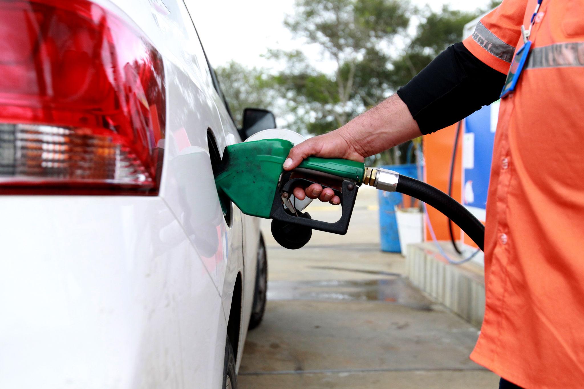 Petrobras aumenta preço da gasolina e governo corta impostos para evitar alta nas bombas