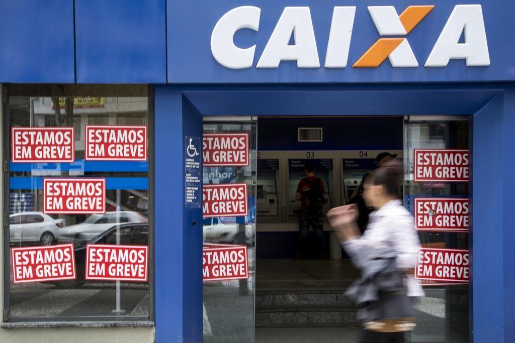 Caixa entra em greve nacional por tempo indeterminado em meio a impasse sobre plano de saúde