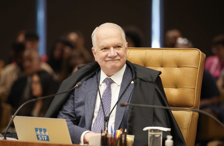     Às vésperas de julgamento, Fachin pede fim do sigilo no caso Master