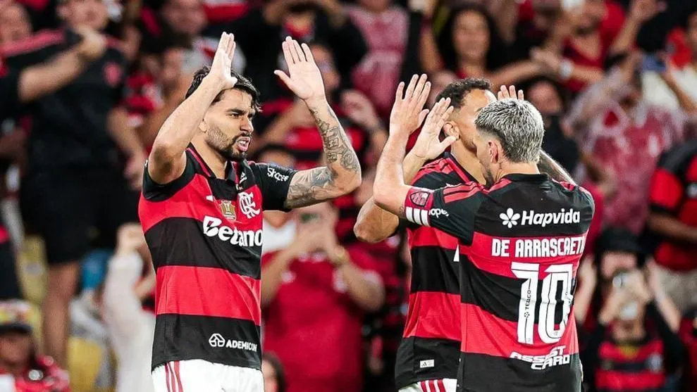 Flamengo vence Corinthians no fim, retoma liderança e mantém ritmo de campeão