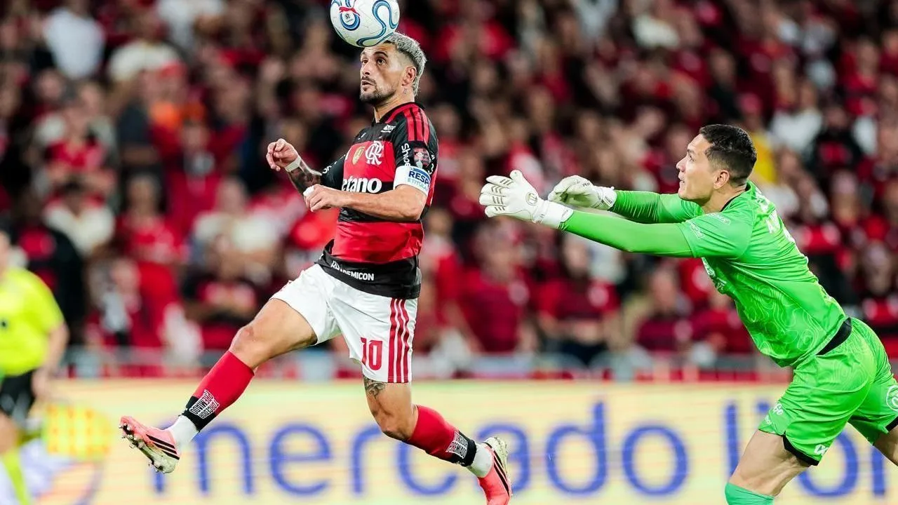 Flamengo sofre no Maracanã, mas busca empate e garante vaga na semifinal da Libertadores