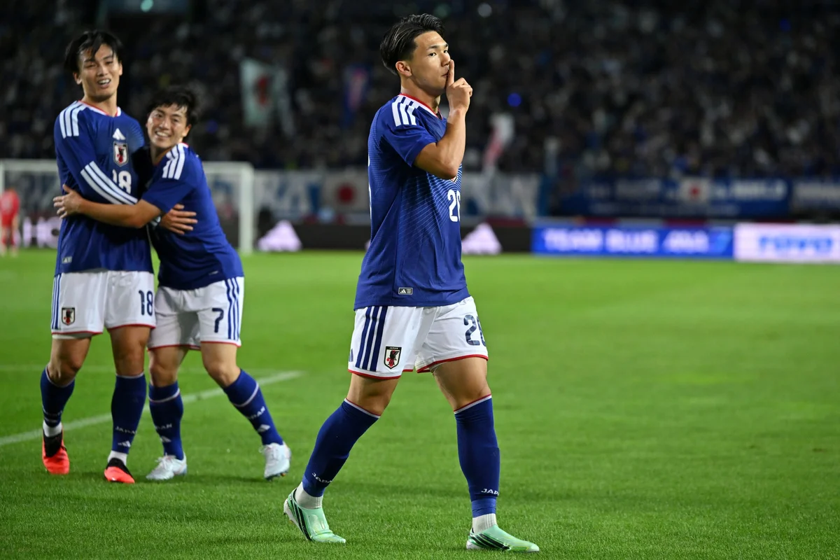 Japão vence Uruguai por 3 a 1 em jogo movimentado na estreia de Forlán