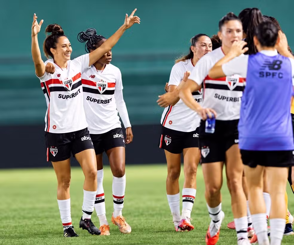 Histórico! São Paulo vence Corinthians de virada na Neo Química Arena e abre vantagem na final do Brasileirão Feminino